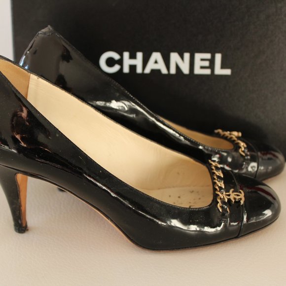 CHANEL BLACK PATENT LEATHER PUMPS HEELS SHOES ESCAPRINS 40 CHAIN LOGO - Picture 2 of 7